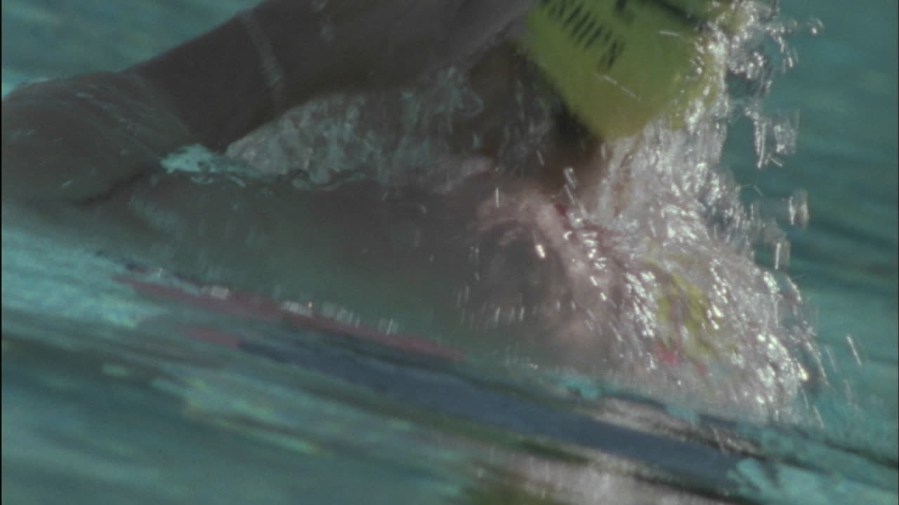 한 사람이 수영을 마치고 일어선다