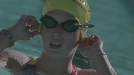 Eine-Person-Steht-Nach-Dem-Schwimmen-Auf