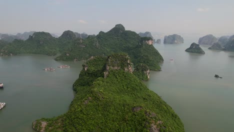 Paisaje-Aéreo-De-Grandes-Rocas-Calizas-En-Ha-Long-Bay-Vietnam-Al-Amanecer-Rodeado-De-Aguas-Turbias