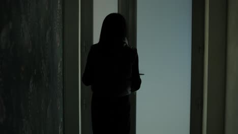 검은색 의상을 입은 전문적인 여성 관리자가 사무실을 걸어다니며 동료들과 상호 작용하며 문서와 노트북을 들고 리더십과 전문성을 보여주고 있습니다.