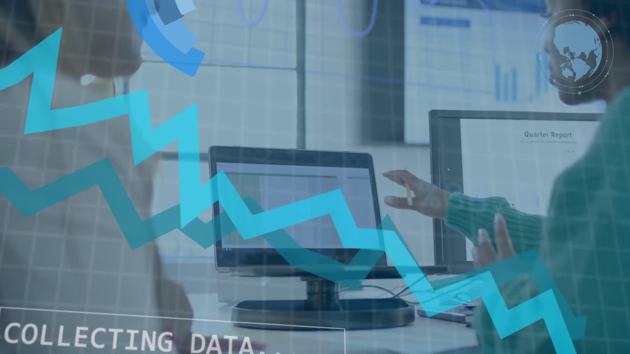 procesamiento de datos en la interfaz sobre diversos colegas discutiendo en la computadora en una oficina casual