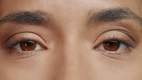 cerca de hermosos ojos marrones parpadeando belleza humana natural