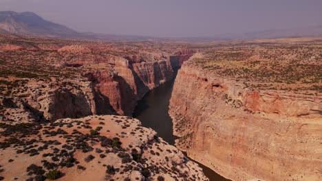 vista aérea de un cañón y un río