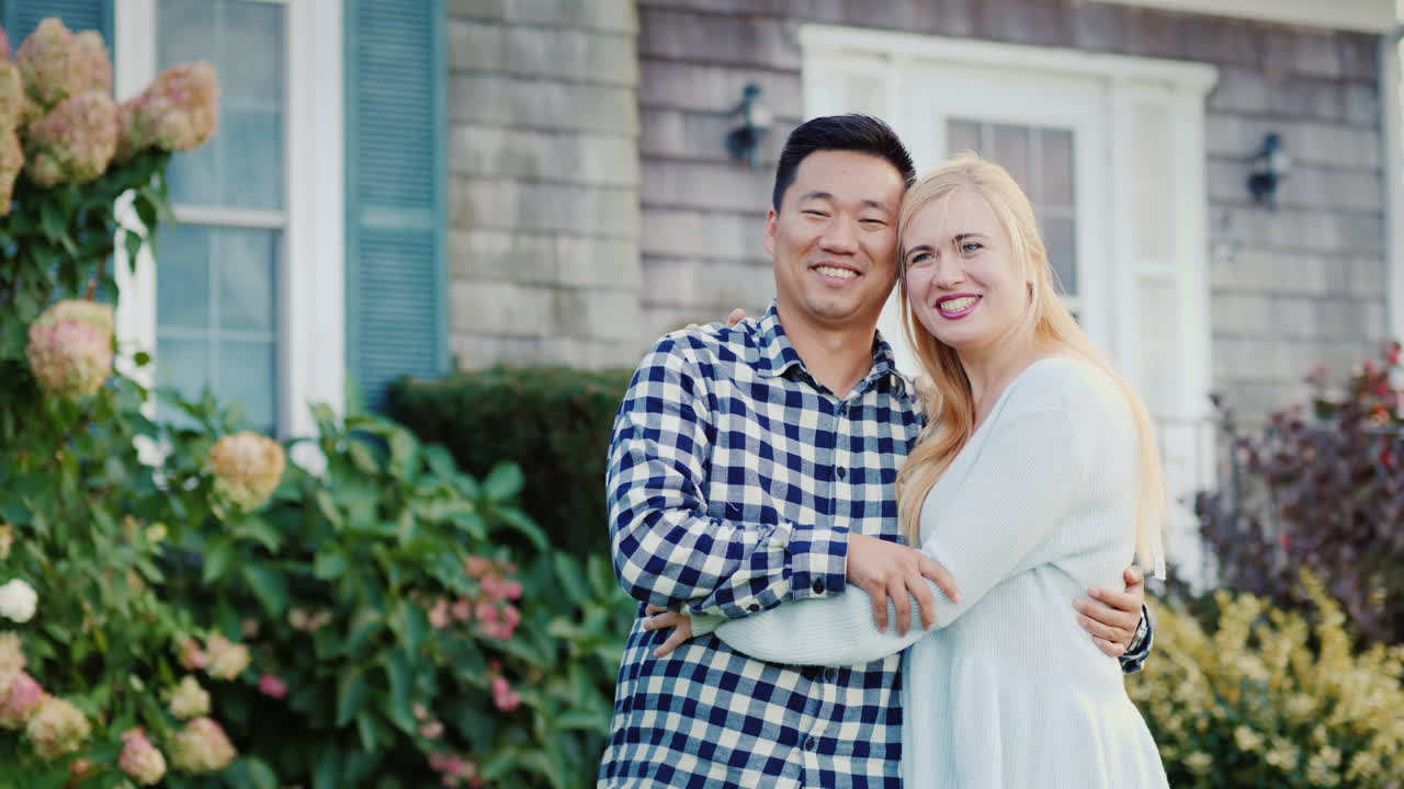 집 앞에서 행복한 커플