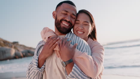 playa y pareja con un abrazo al atardecer