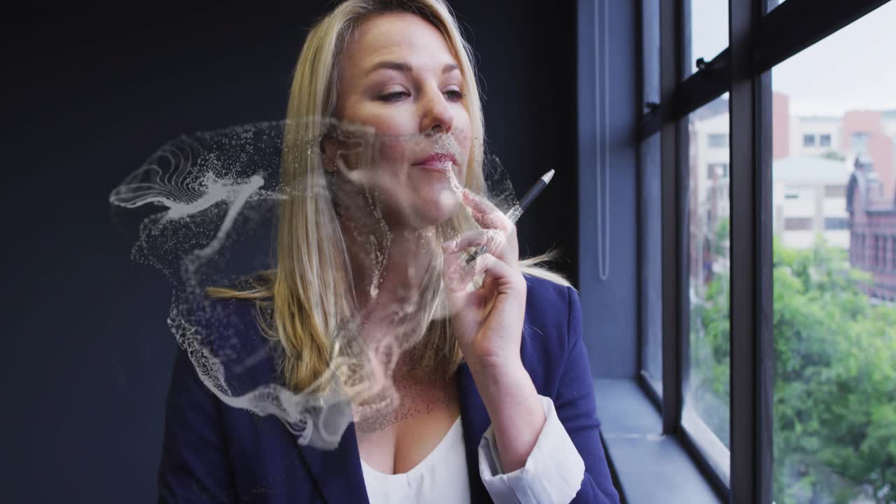 Un dirigeant d'entreprise tire sur un vaporisateur stylo près d'une fenêtre et libère une vapeur tourbillonnante, en quête de clarté.