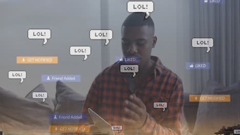 Animación-De-Texto-Jajaja-En-Cuadros-De-Mensajes,-Textos-En-Barras-De-Notificación,-Hombre-Afroamericano-Con-Tableta