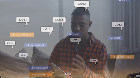 animación de texto lol en cajas de mensajes, textos en barras de notificación, hombre afroamericano con tableta