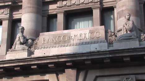 Entrance-of-Banco-de-Mexico,-Banco-Central-in-Ciudad-de-Mexico