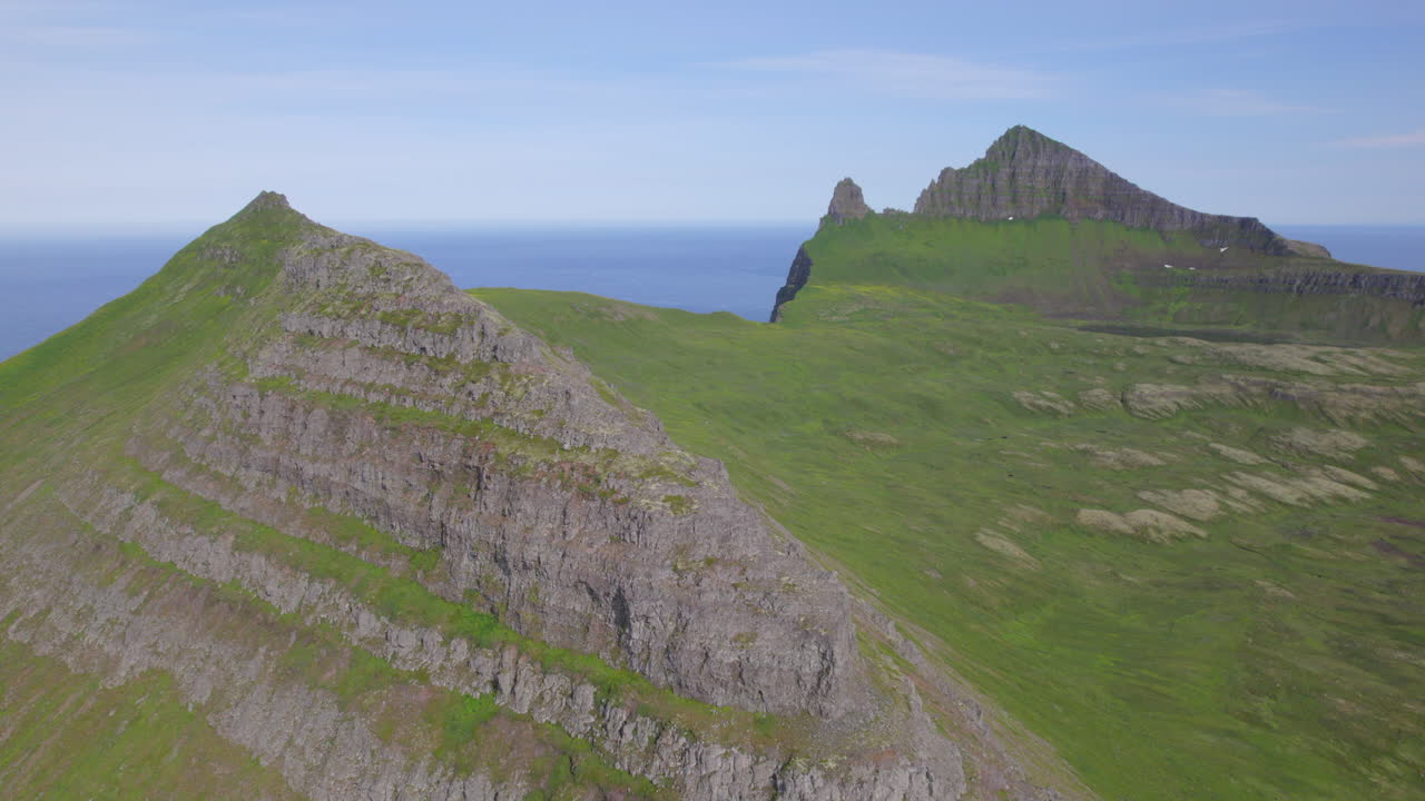 drone volando por encima de la cresta en el desierto de hornstrandir en verano, ubicado en el círculo ártico en westfjords, islandia