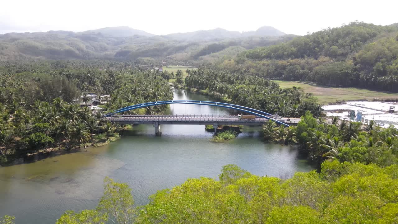 vista aérea del puente de soge, el puente ubicado en el distrito de pacitan tiene una hermosa vista de la playa y un gran río rodeado de colinas