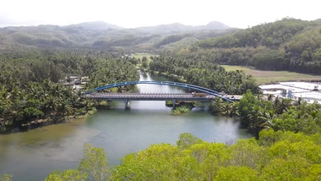 vista aérea del puente de soge, el puente ubicado en el distrito de pacitan tiene una hermosa vista de la playa y un gran río rodeado de colinas