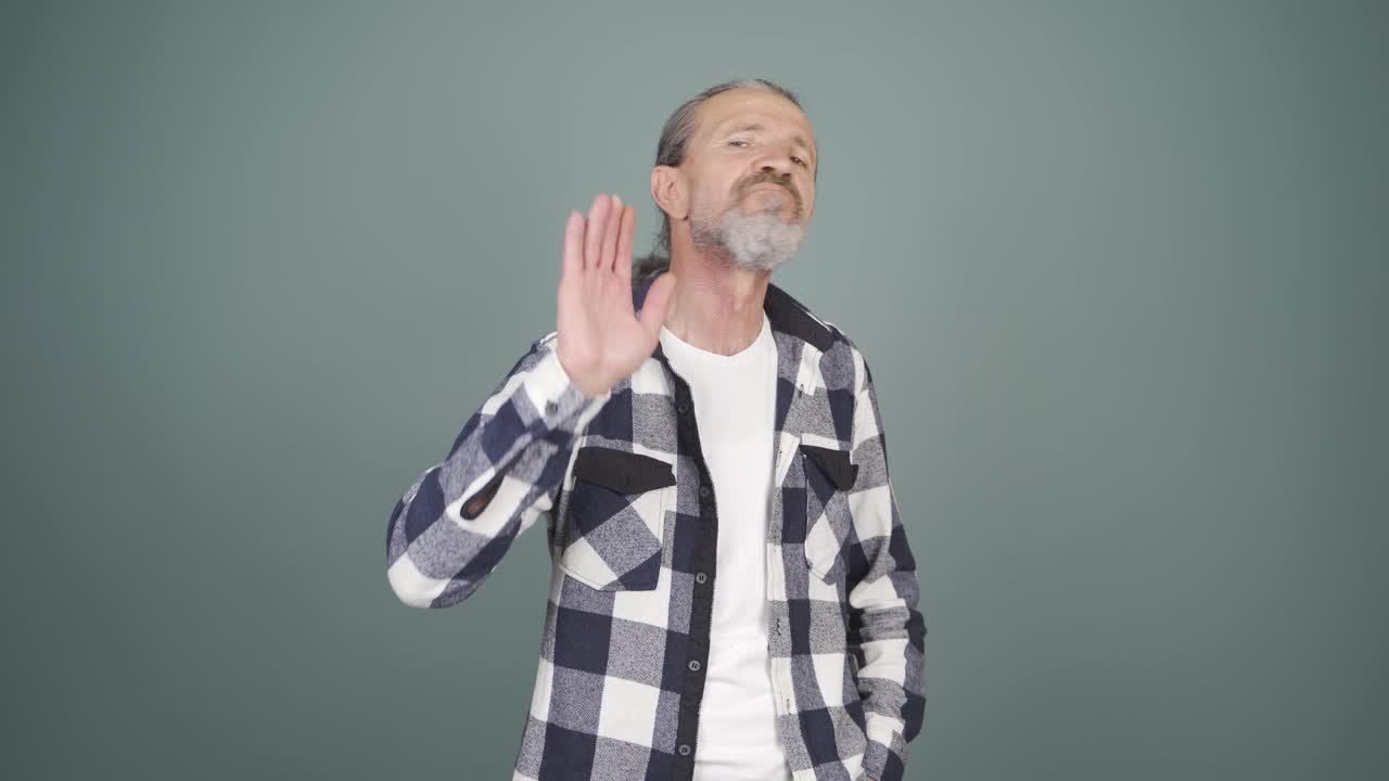 el hombre al que no le gustan las noticias que escucha no las aprueba.