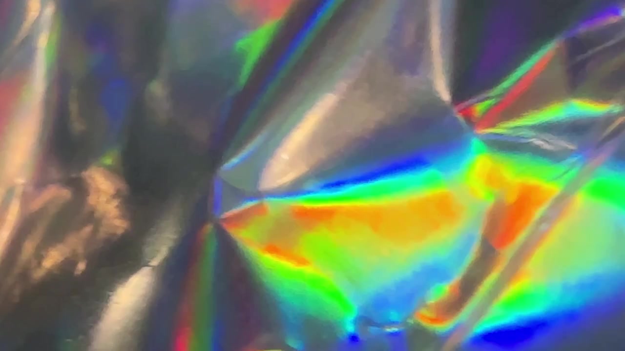 Riflessi di luce olografici astratti su superficie metallica