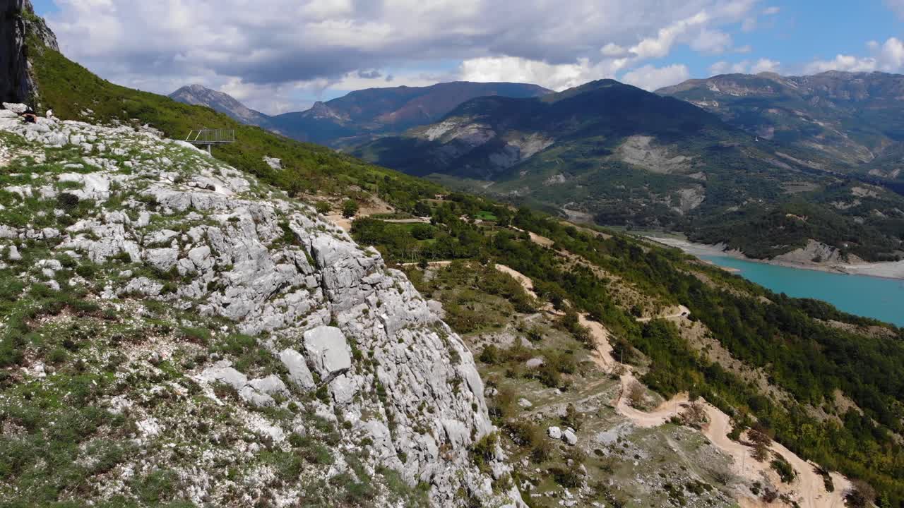 산 꼭대기에서 축하하는 관광, 백그라운드에서 보빌라 호수