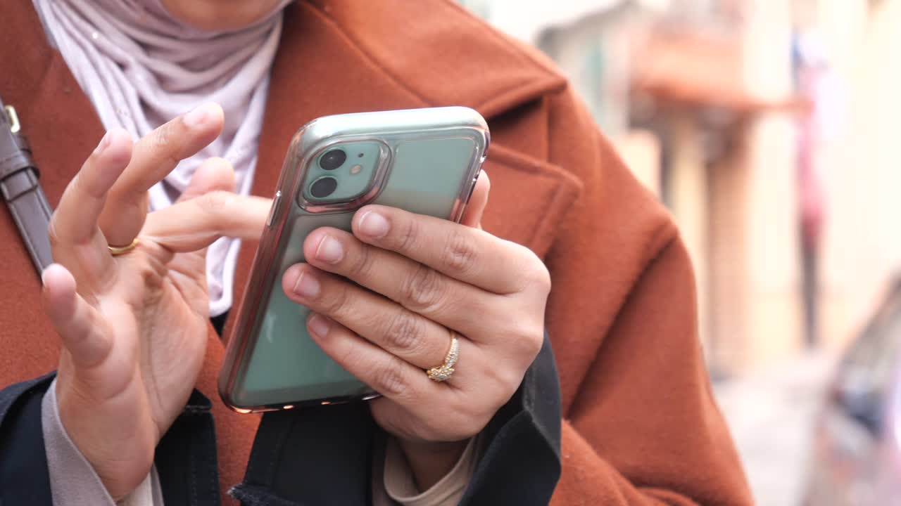 mujer usando un teléfono inteligente al aire libre