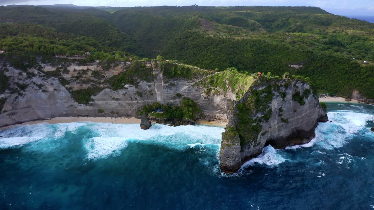formaciones rocosas escénicas en la playa de diamantes en nusa penida, indonesia - hiperlapso