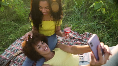 Women-enjoying-picnic