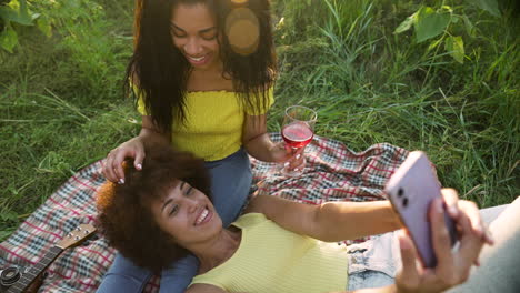 Mujeres-Disfrutando-De-Un-Picnic