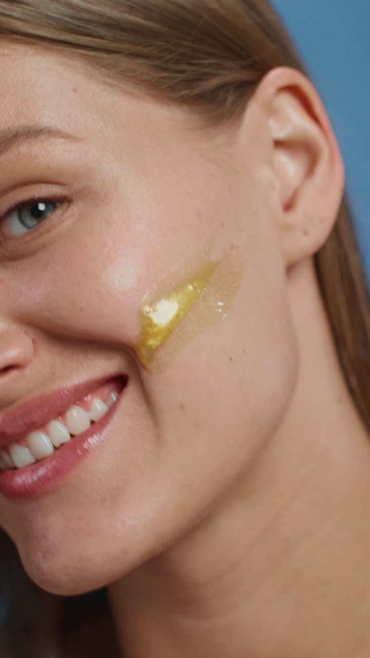 mujer aplicando mascarilla facial