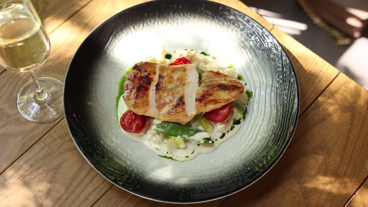 pollo a la parrilla con pasta de verduras cremosa