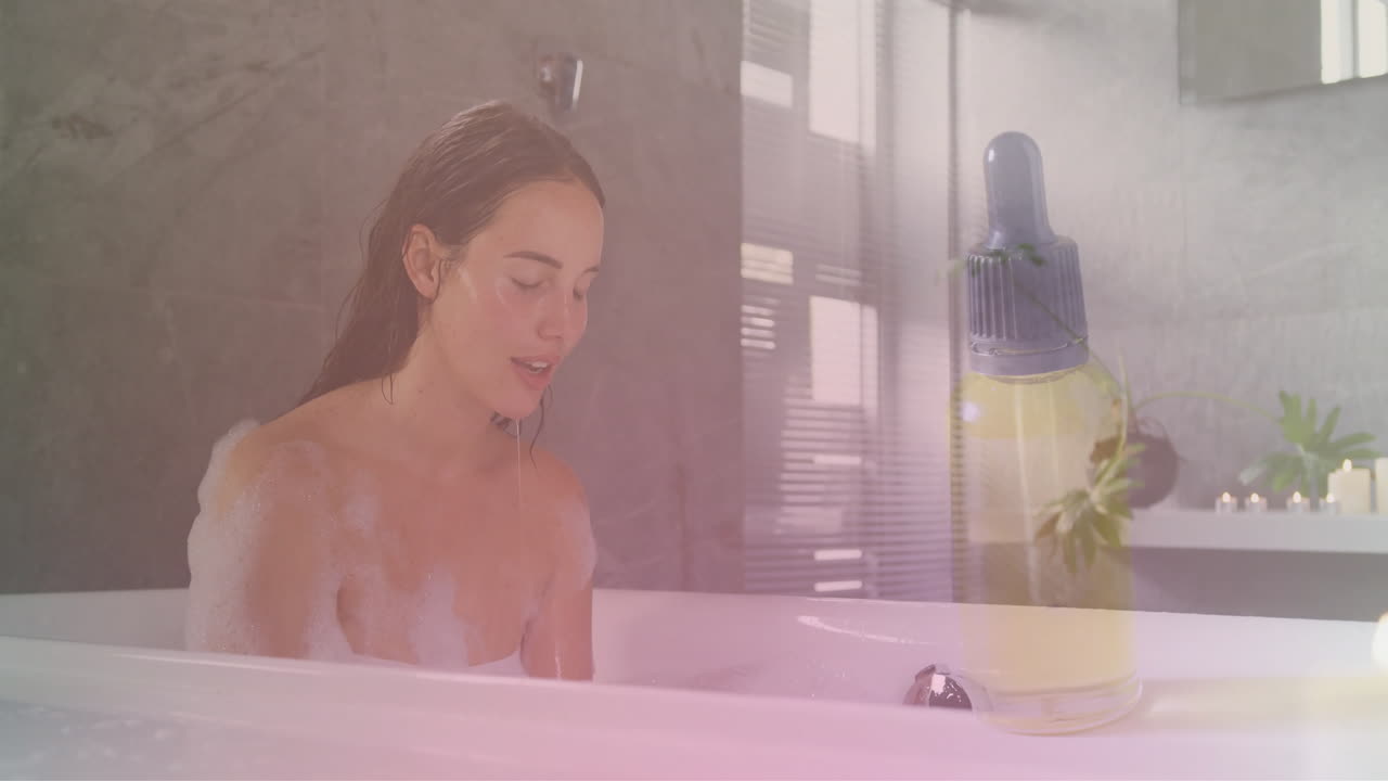 목욕탕에서 백인 여성이 얼굴을 는 에센셜 오일의 드롭퍼 병의 애니메이션