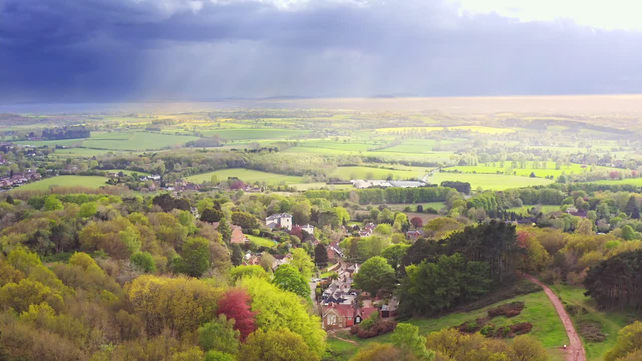 se forman nubes de lluvia dramáticas sobre las colinas de clement y las hermosas midlands rurales de inglaterra, lo que crea un impresionante paisaje rural