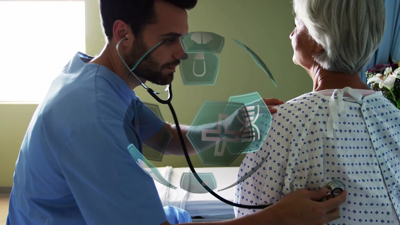 Doctor colocando el estetoscopio en la espalda del paciente, haciendo que los iconos médicos floten mientras evalúa los pulmones.