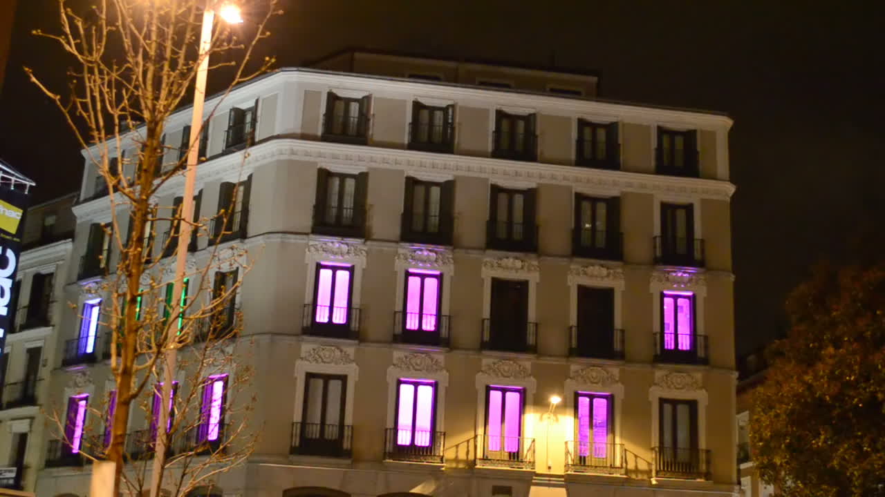 PLAZA DEL CALLAO. Hotel en la zona de Madrid. Habitaciones vacías parpadean