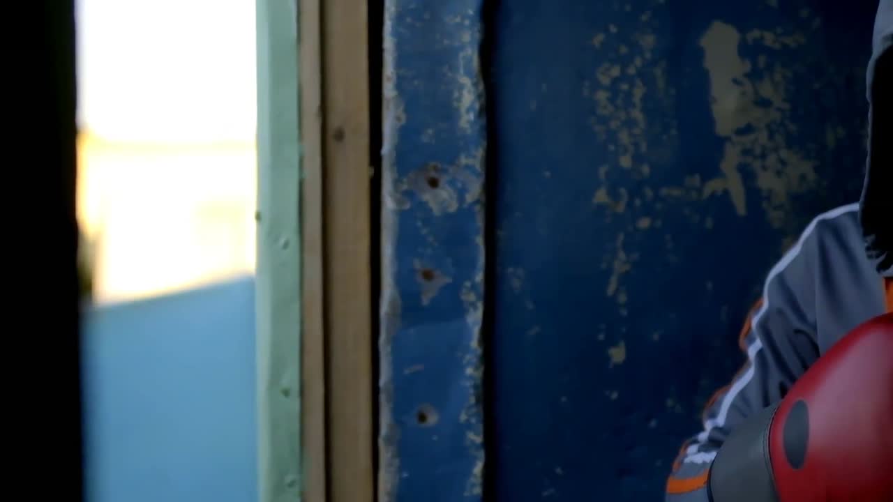 피트니스 스튜디오 4k에서 남성 권투 선수