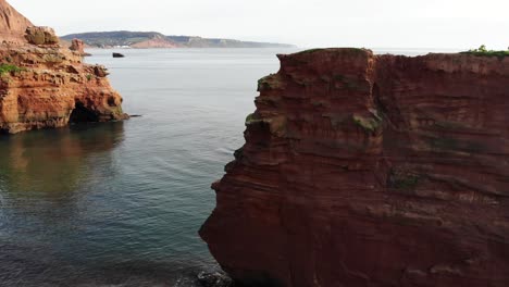 la impresionante belleza de la bahía de ladram capturada por la cámara, que muestra acantilados, pináculos, formaciones rocosas y una impresionante vista de la bahía