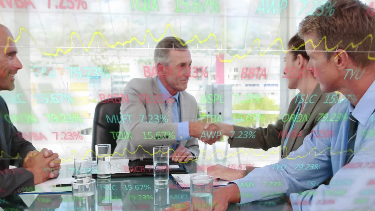 Animação de processamento de dados do mercado de ações sobre empresários diversos apertando as mãos no escritório