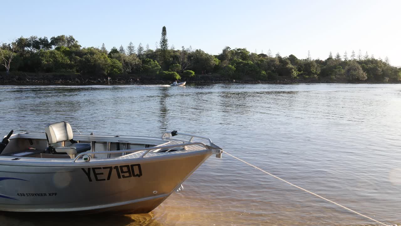 un barco está atracado por una costa tranquila