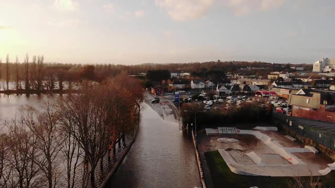 Auto maakt U-bocht vanwege overstroming