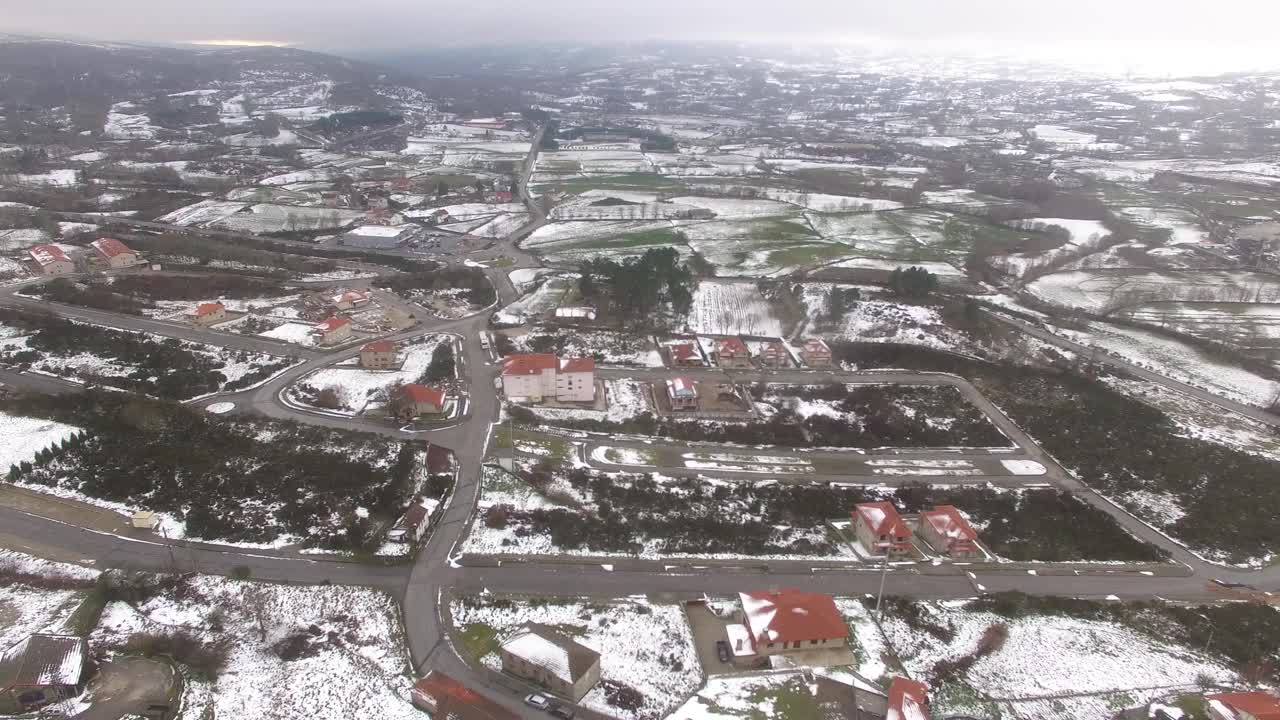 Luftfoto av fjellandsby om vinteren