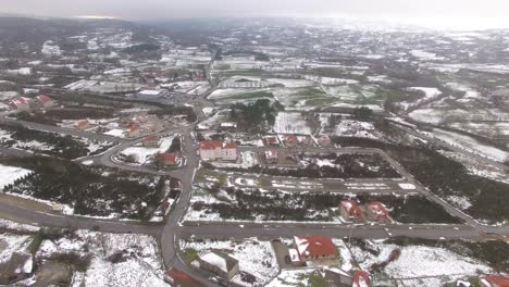 Vista-Aérea-Del-Pueblo-De-Montaña-Durante-El-Invierno