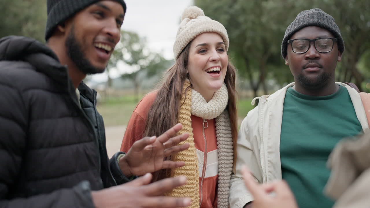 acampar, amigos y conversación al aire libre