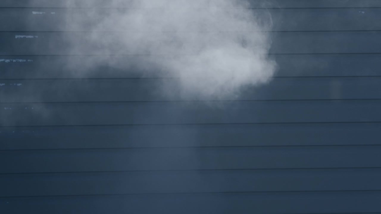 Vapor fluyendo en el aire en un día de invierno al aire libre