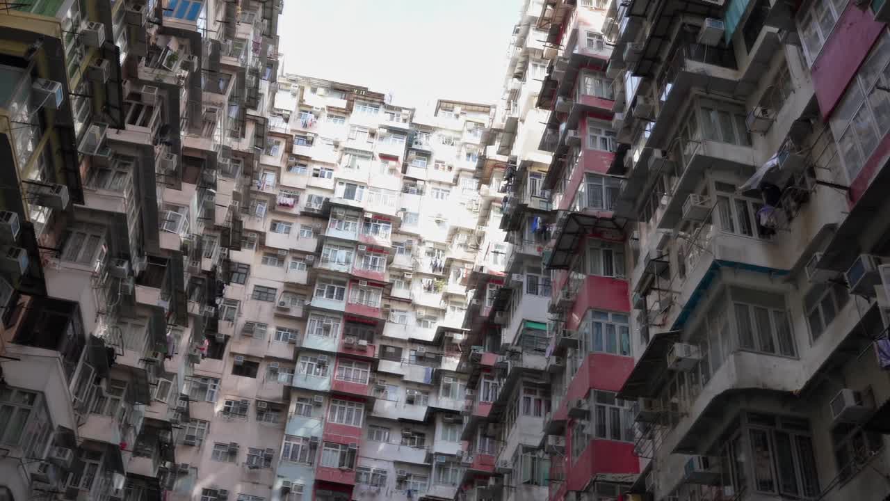 카메라는 과밀화된 주택 단지 괴물 건물 건축 디자인, 캐리 베이, 홍콩을 보여줍니다.
