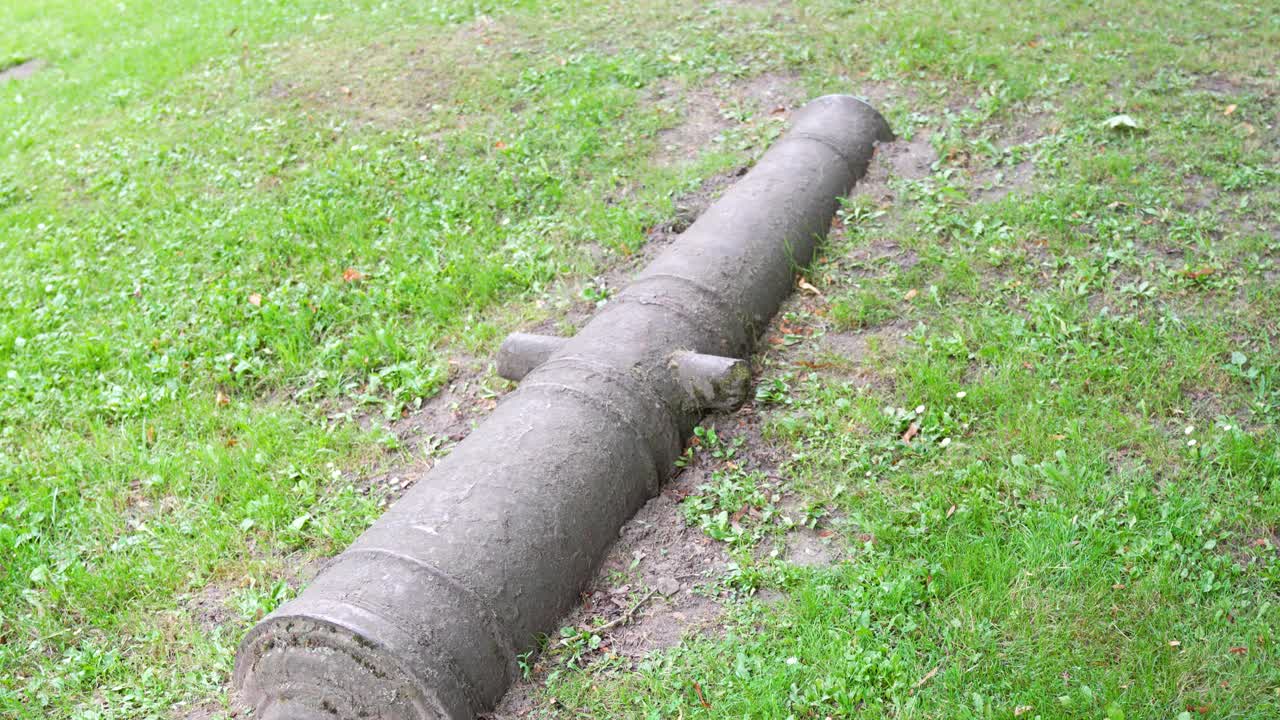 jelgava 궁전 박물관 야외에서 지상에 오래 된 대포 포병 총