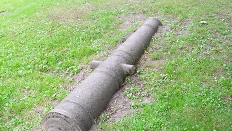 viejo cañón de artillería en el suelo en el museo del palacio de jelgava al aire libre