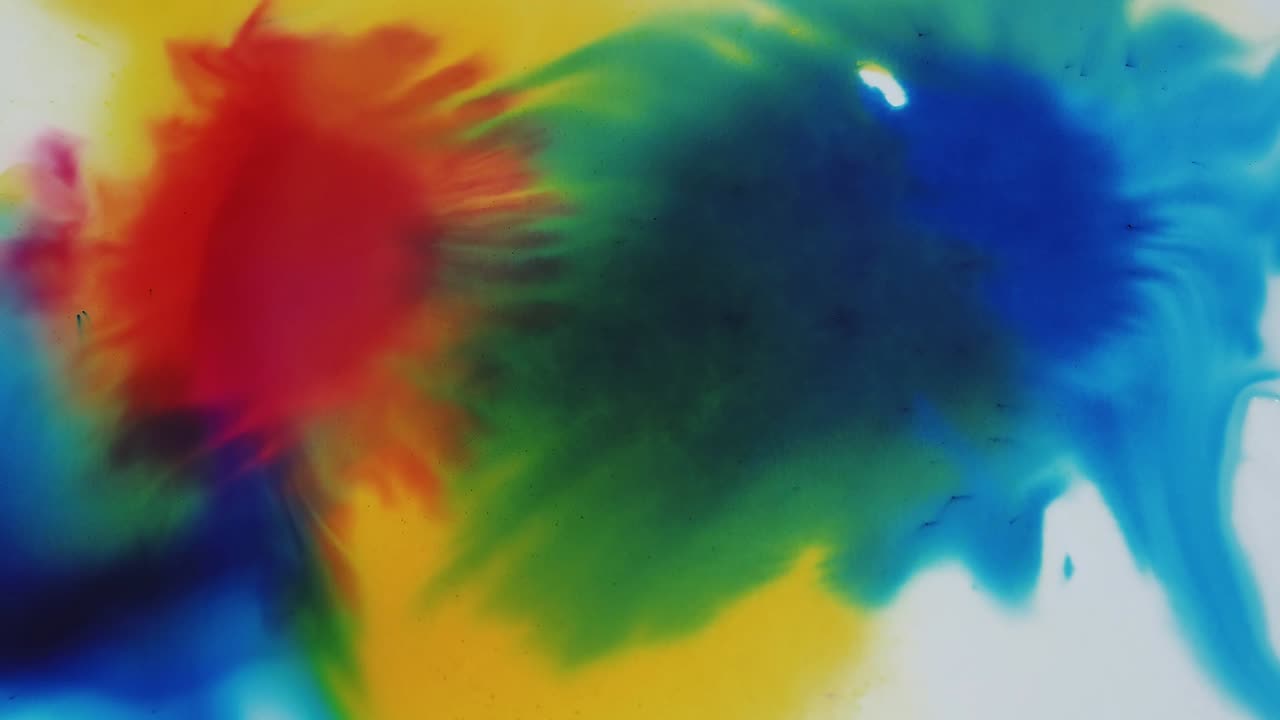 obra de arte mezclando salpicaduras de colores líquidos