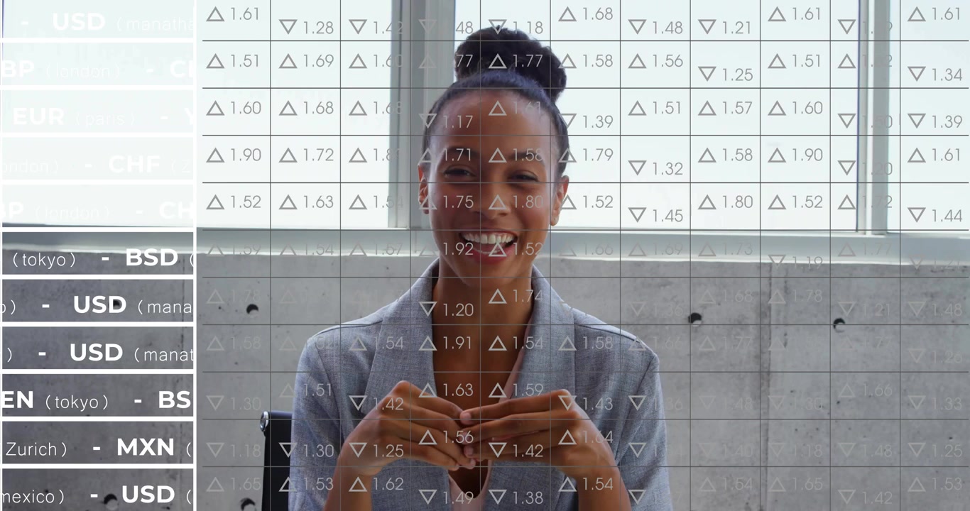 Présentatrice financière débutant une conférence, gesticulant vers une incrustation d'effets translucides montrant les fluctuations des taux.