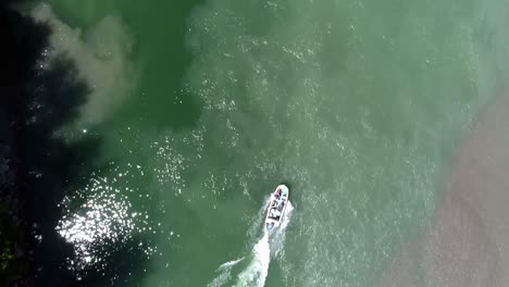 hombre navegando en el barco en un día soleado 4k 4k