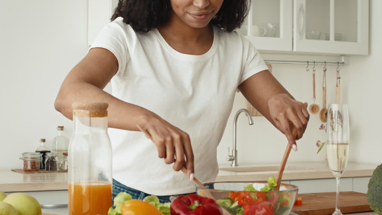 Mulher desfrutando de uma refeição na sua cozinha