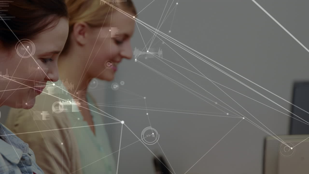 анимация обработки данных над кавказскими женщинами, использующими компьютеры