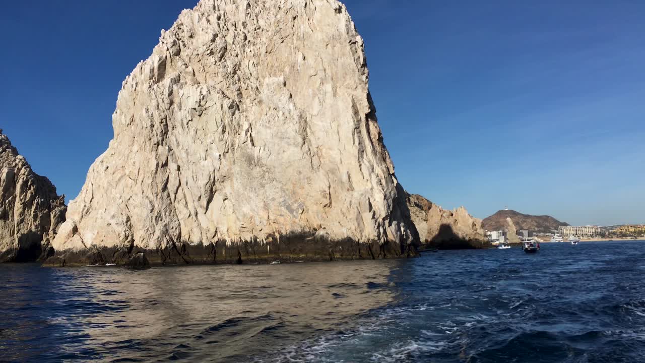 Yacht che si allontana dall'Arco della Fine del Mondo a Cabo San Lucas, Messico.