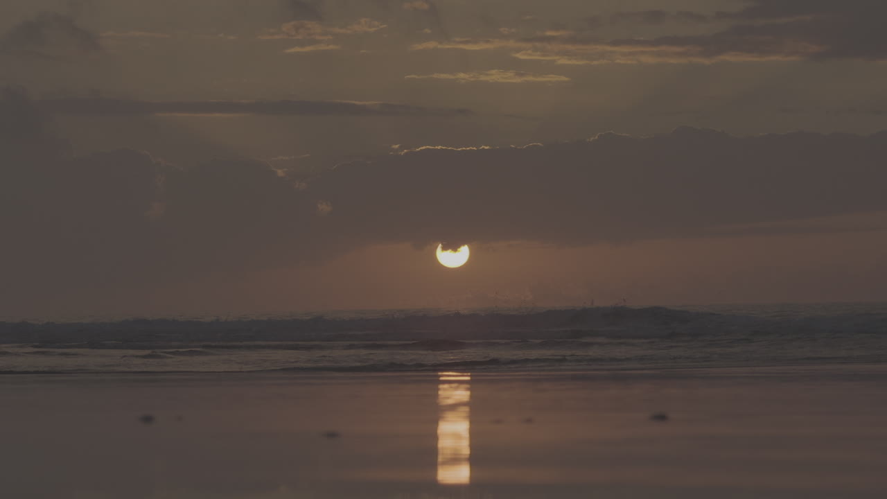 Закат над пляжем