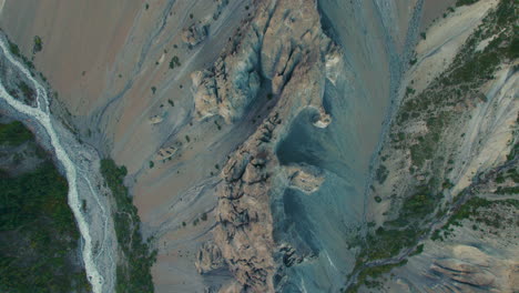 el paisaje del circuito de annapurna fue filmado por un dron. estructura única de piedras, algas y ríos rodeada por la naturaleza de nepal.