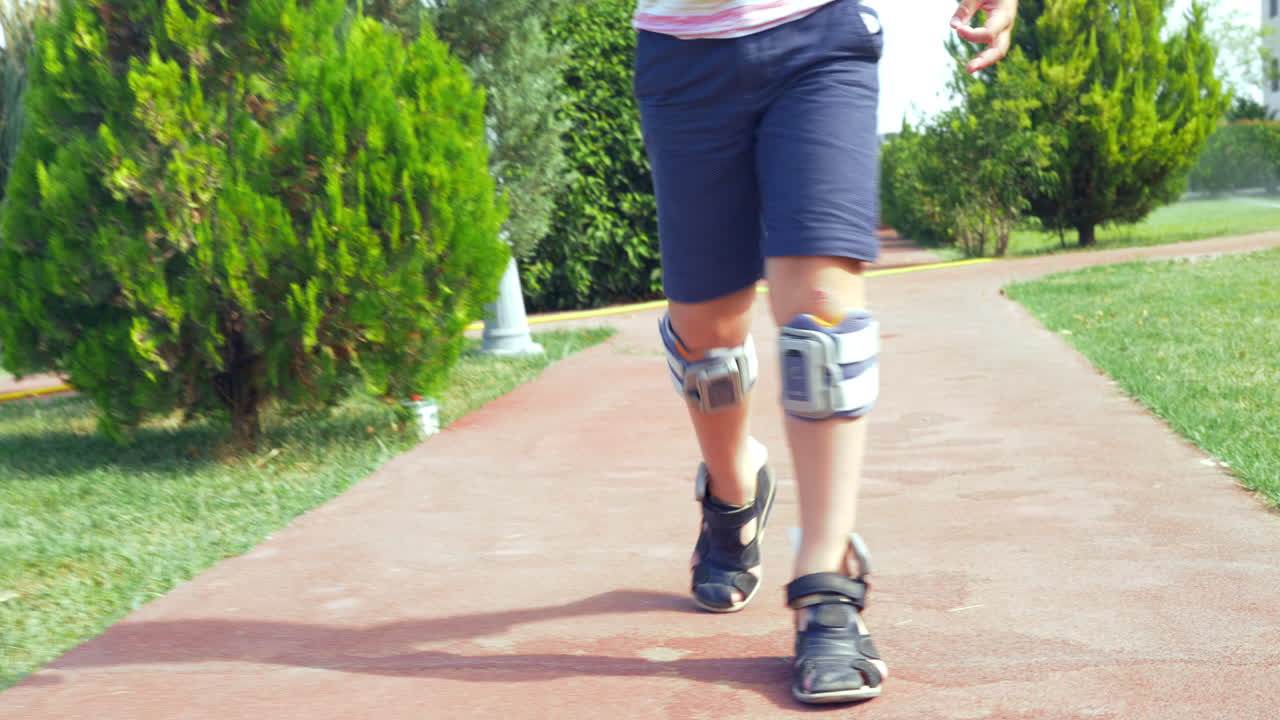 Bambino in trattamento con un sistema per il piede cadente